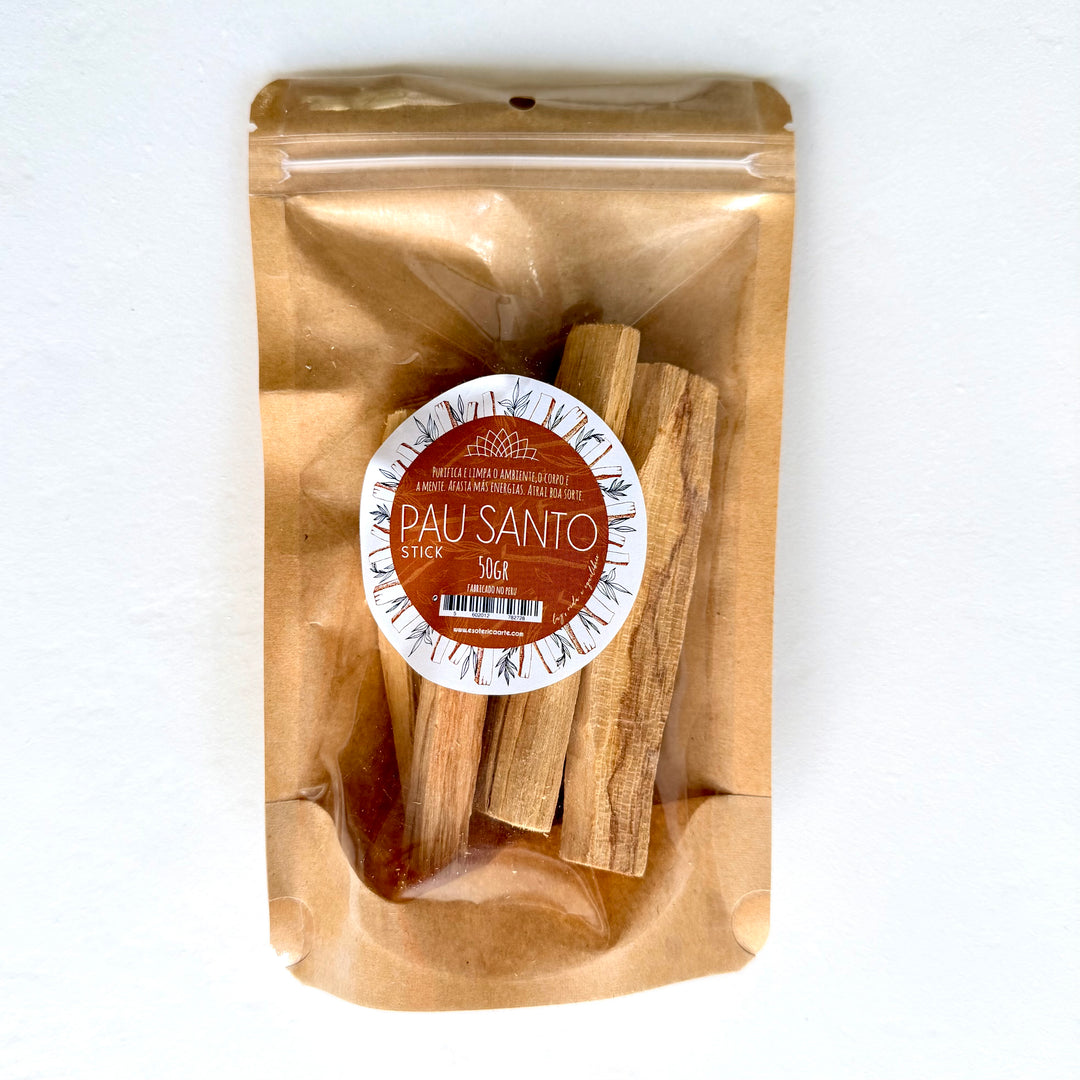 Palo Santo - suitsuketikut 50 gramman kraft-paperisessa uudelleensuljettavassa pussissa. Pussin ikkunasta näkyy viisi vaaleanruskeaa, puista suitsuketikkua.