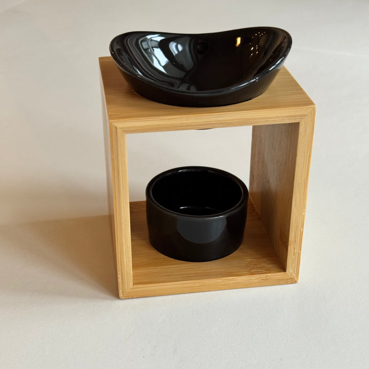 Tuoksulyhty Kalos, bambusta ja keramiikasta valmistettu rustiikkinen lyhty sivulta kuvattuna. - Kalos aroma lamp, rustic bamboo and ceramic lantern photographed from the side.