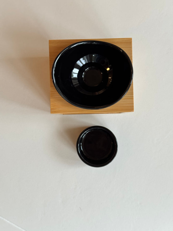 Kalos-tuoksulyhty kuvattuna ylhäältä, näkyvissä irrotettavat keraamiset kupit. - Kalos aroma lamp photographed from above, showing the removable ceramic bowls.