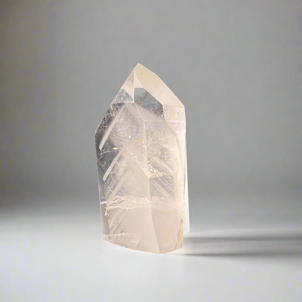 Phantom-kvartsi, ainutlaatuinen kristalli, jossa luonnollisia haamukuvioita. Symboloi henkistä kasvua ja tietoisuutta. - Phantom quartz, unique crystal with natural phantom patterns. Symbolizes spiritual growth and awareness.