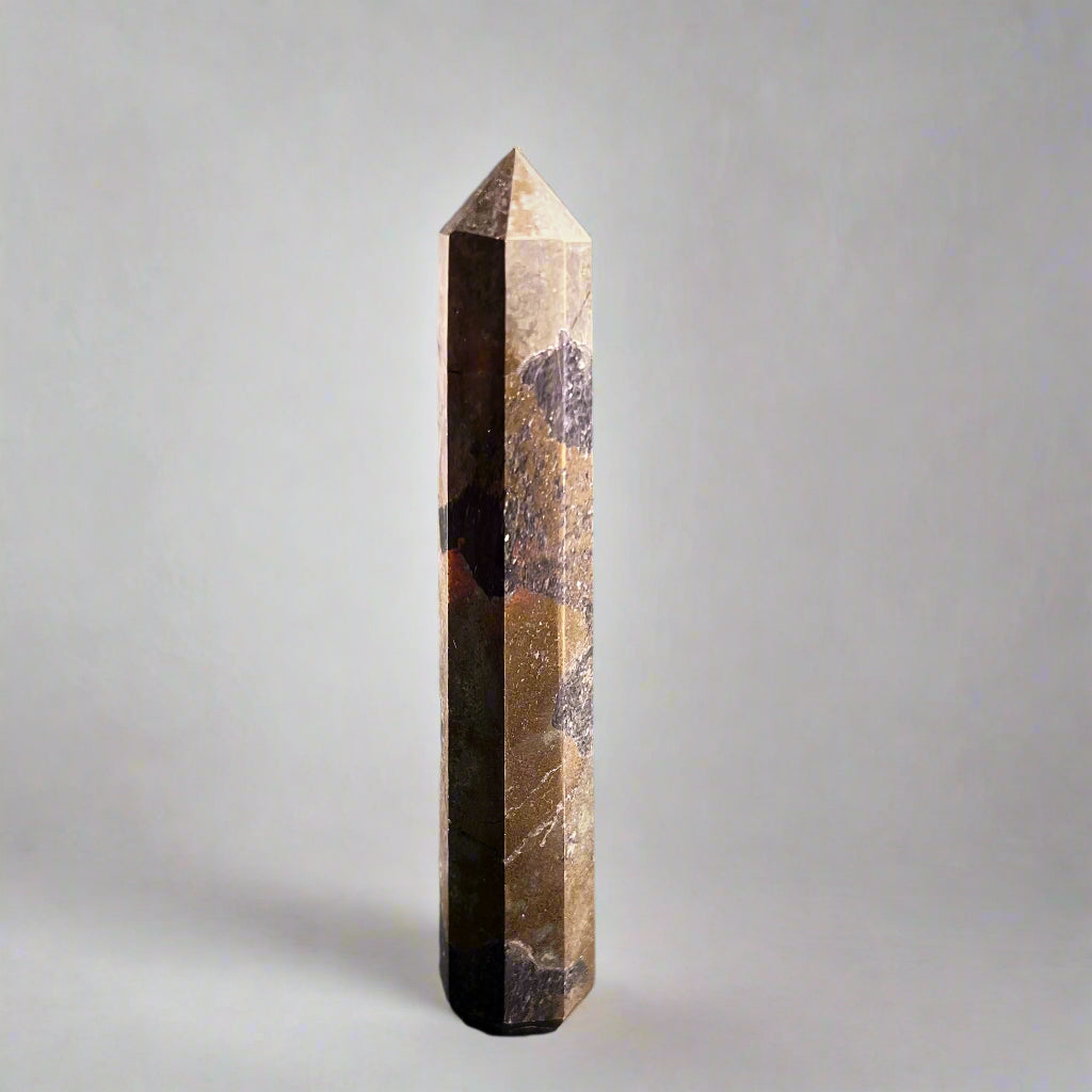 Kaunis pyriittiobeliski pystyssä tummalla alustalla - Beautiful obelisk made of pyrite crystal