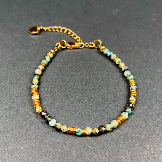 Rannekoru jossa Afrikan turkoosikristallista tehtyjä kivihelmiä sekä 24k kullattuja helmiä - Bracelet made of African turquoise crystal pearls and 24k gilded pearls.
