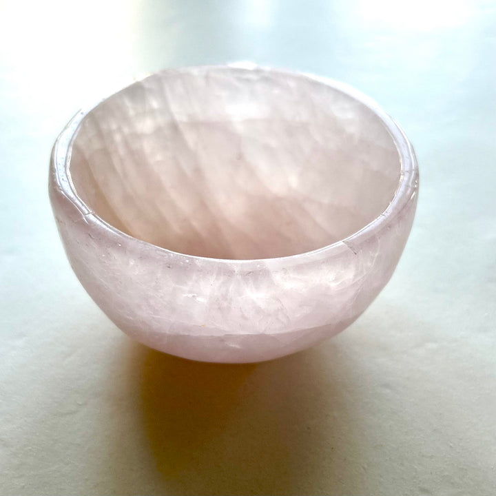 Ruusukvartsista kaiverrettu kaunis vaaleanpunainen kristalikuppi. Kuva yläviistosta.