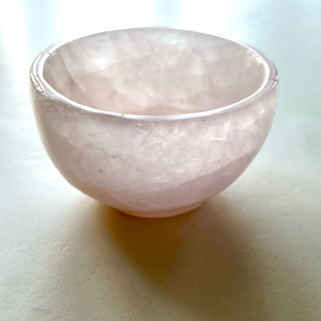 Ruusukvartsista kaiverrettu kaunis vaaleanpunainen kristalikuppi. Kuva sivusta.