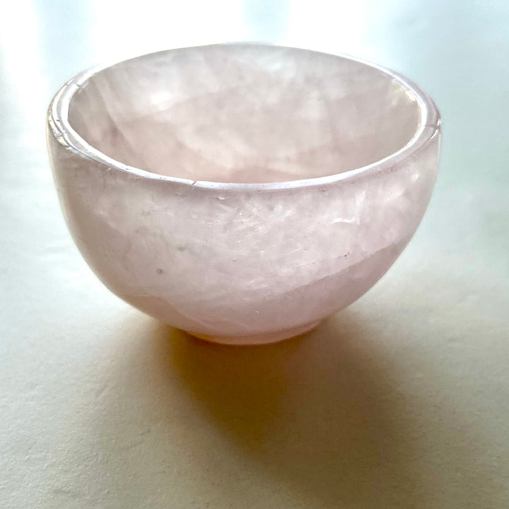 Ruusukvartsista kaiverrettu kaunis vaaleanpunainen kristalikuppi. Kuva sivusta.