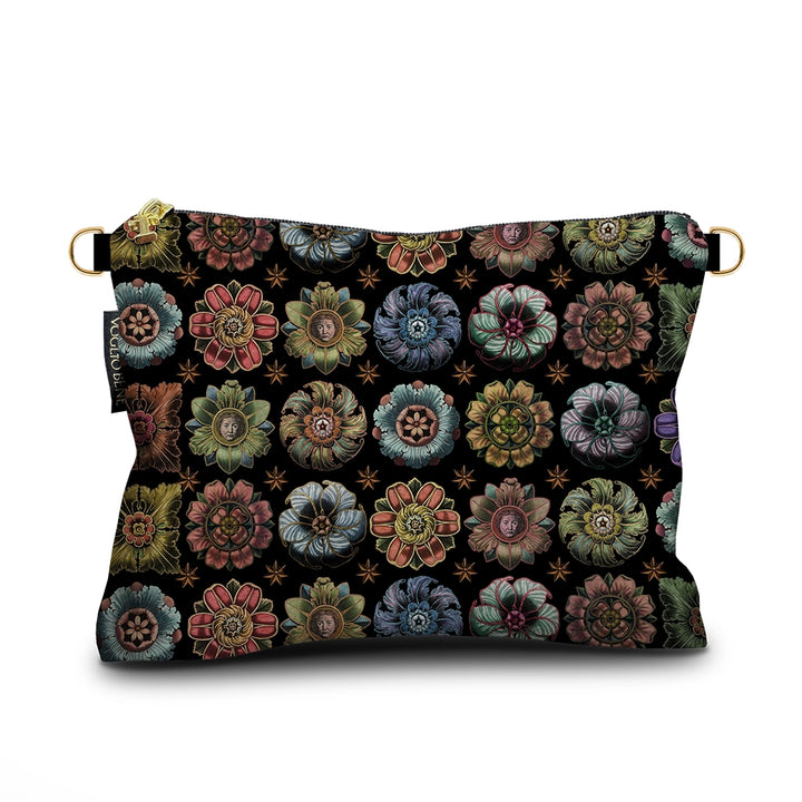 Voglio Bene Rosettes-samettilaukku, etupuoli, inspiroitu keskiaikaisten ja renessanssiajan rosettien symboliikasta. - Voglio Bene Rosettes velvet bag, front view, inspired by the symbolism of medieval and Renaissance rosettes.