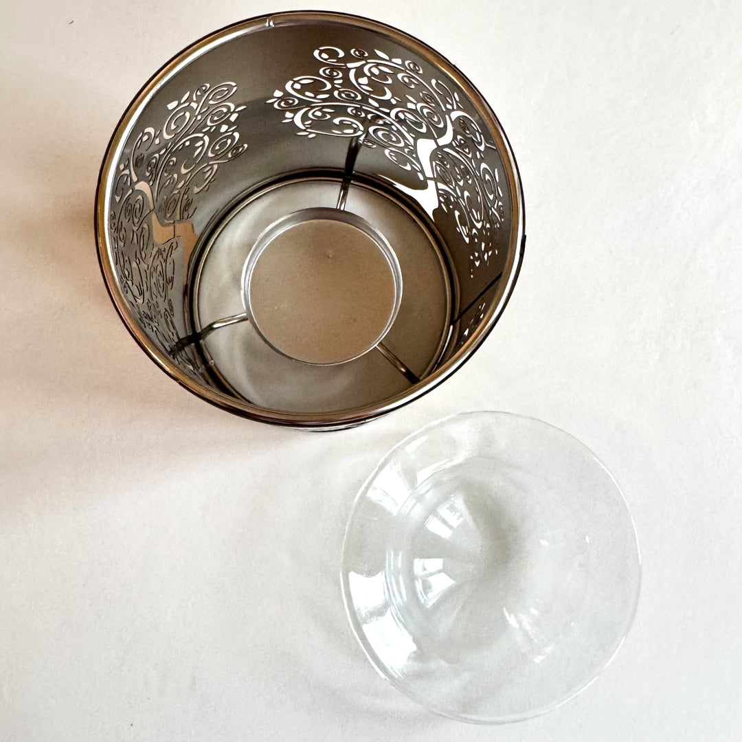 Metallia ja lasia yhdistelevä tuoksulyhty, jossa elämän puu-symbolit. Kuva ylhäältä ja osat erillään.