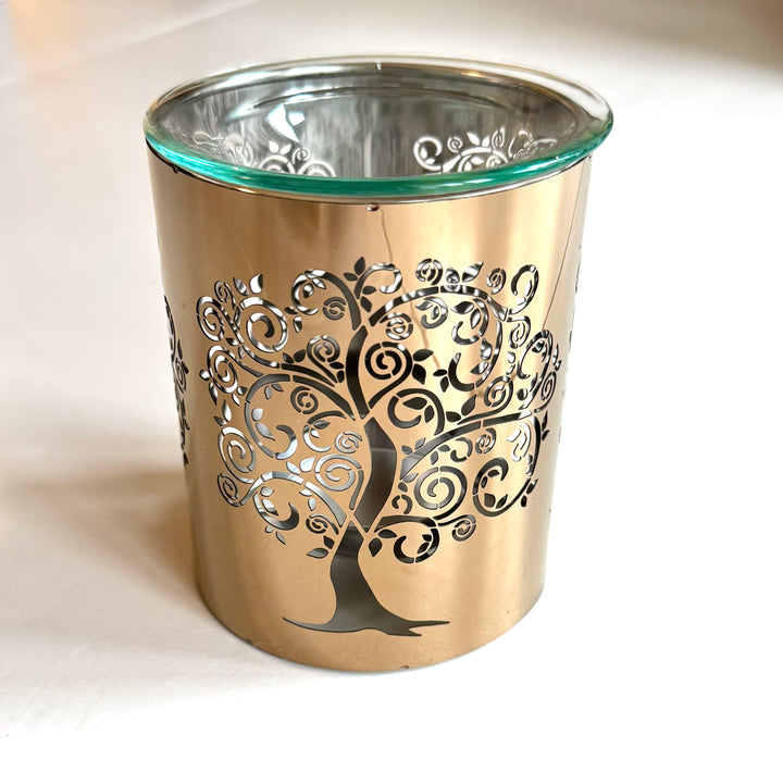 Metallia ja lasia yhdistelevä tuoksulyhty, jossa elämän puu-symbolit.