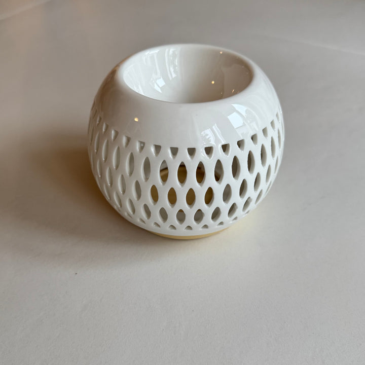 Treillis-tuoksulyhty, käsintehtyä keramiikkaa Céramy-sarjasta, sivulta kuvattuna kokonaisuudessaan. - Treillis aroma lamp, handcrafted ceramic from the Céramy series, photographed from the side in full view.