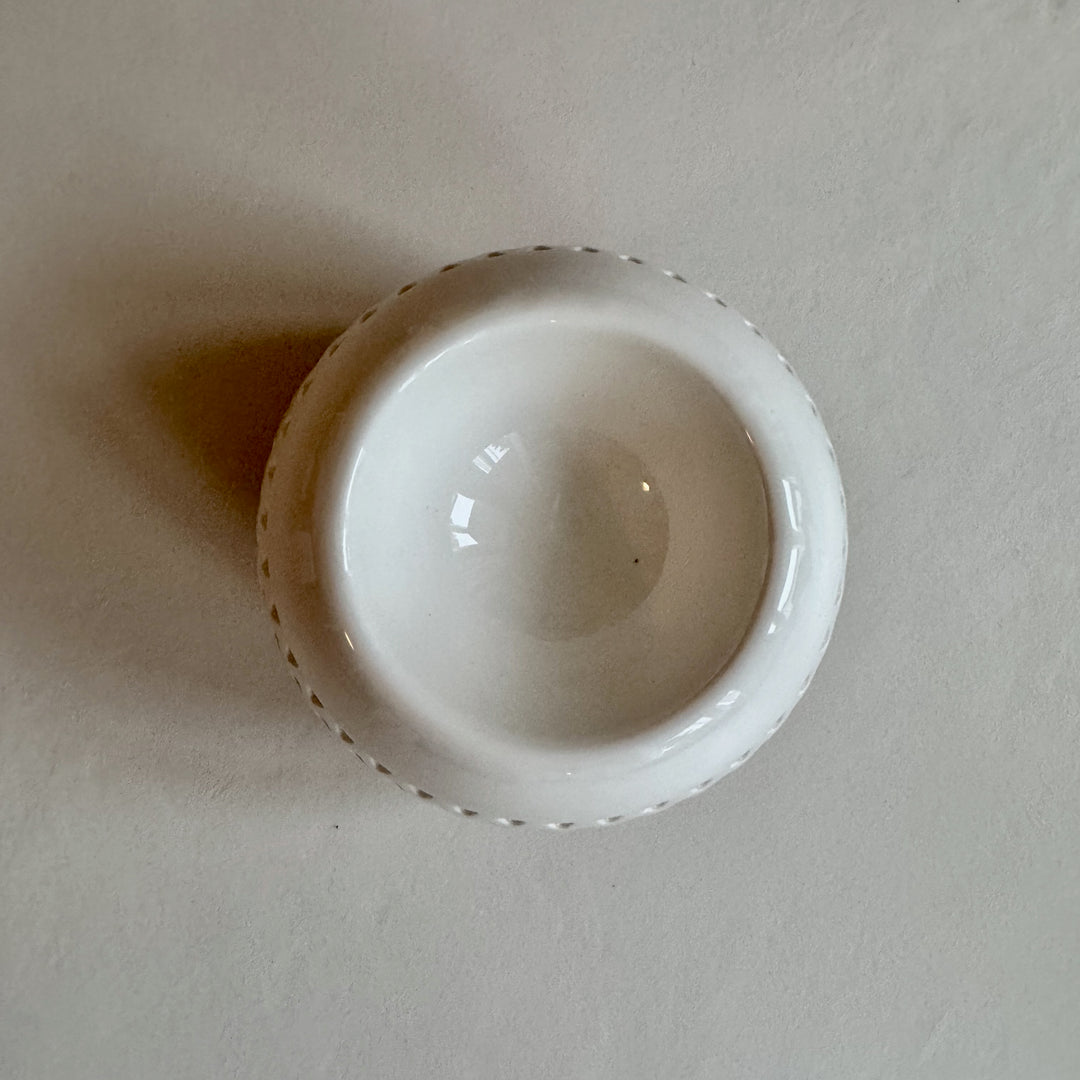 Treillis-tuoksulyhty ylhäältä kuvattuna, näkyvissä keraamisen kupin trellis-kuvio. - Treillis aroma lamp photographed from above, showing the ceramic bowl with lattice pattern.