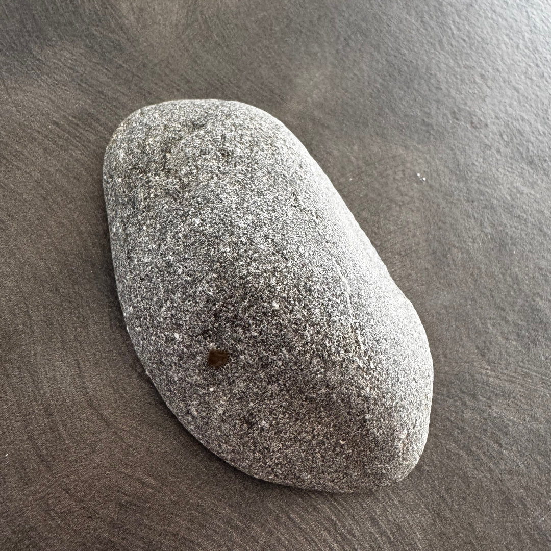 Shadow stone - Varjon kivi kuvattuna taustapuolelta - Shadow stone pictured from the bottom or back side