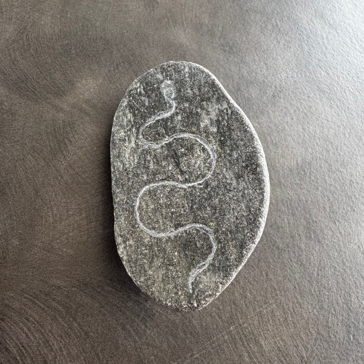 Shadow stone - Varjon kivi kuvattuna etupuolelta - Shadow stone pictured from the top or front side