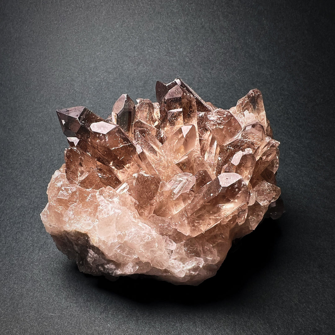 Savukvartsiklusteri, kristalli jossa savukvartsikärkiä rypäleenä -  Smokey Quartz cluster, a crystal with multiple smoky quartz points.