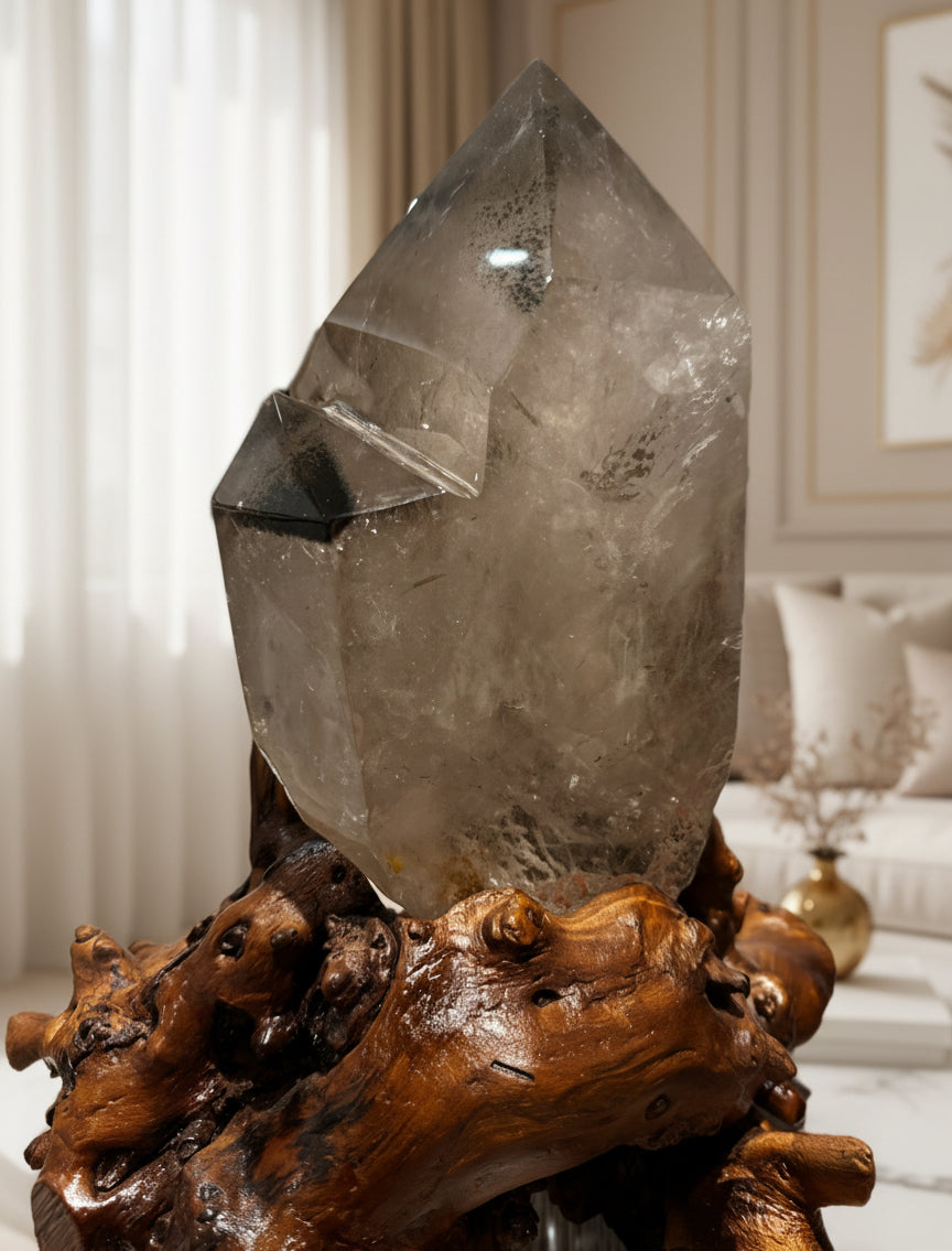 Upea iso savukvartsikide omalla puujuurakkojalustallaan, kuvattuna sivusta pehmeässä valossa.- 
A stunning large smoky quartz crystal on its own wooden root stand, photographed from the side in soft lighting.