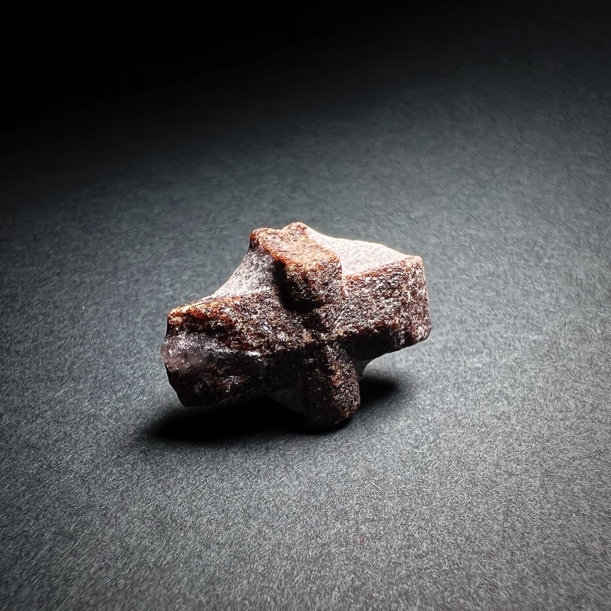 Stauroliitti kristalli jossa selkeästi erottuva ristimuodostelma - Staurolite crystal with cross shape