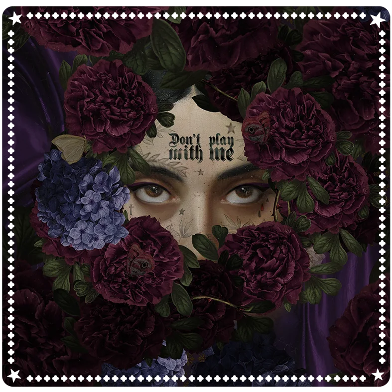 Clementine-korttimatto (48x48 cm) huopamaisesta kankaasta, Henri Lehmannin Clémentine Karr -teoksen inspiroima, tarkoitettu tarot- ja oraakkelikorttien tulkintaan ja alttarialustaksi.- 
Clementine card mat (48x48 cm) made of felt-like fabric, inspired by Henri Lehmann’s Clémentine Karr, for tarot and oracle readings or as an altar mat.