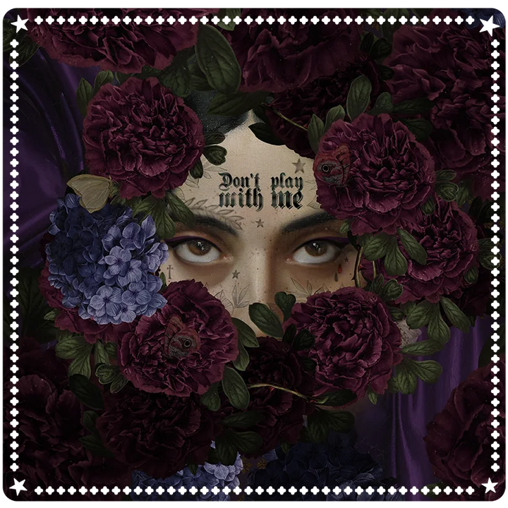 Clementine-korttimatto (48x48 cm) huopamaisesta kankaasta, Henri Lehmannin Clémentine Karr -teoksen inspiroima, tarkoitettu tarot- ja oraakkelikorttien tulkintaan ja alttarialustaksi.- 
Clementine card mat (48x48 cm) made of felt-like fabric, inspired by Henri Lehmann’s Clémentine Karr, for tarot and oracle readings or as an altar mat.