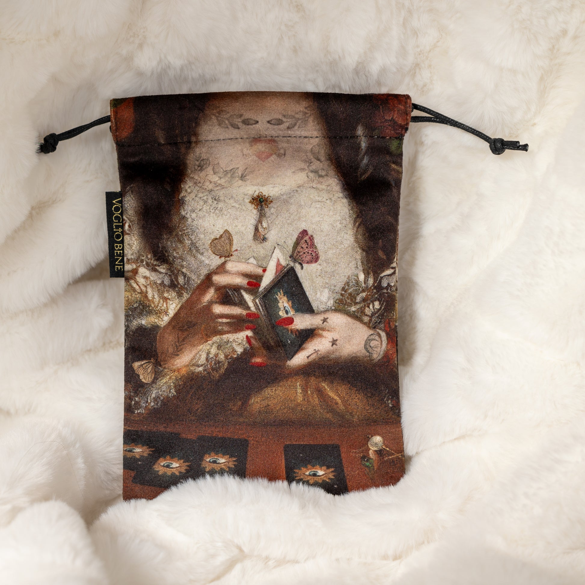 Upea tarot-pussukka, jossa nainen pitelee kortteja, ympärillään perhosia ja esoteerisia symboleja. - Beautiful tarot pouch featuring a woman holding cards, surrounded by butterflies and esoteric symbols.