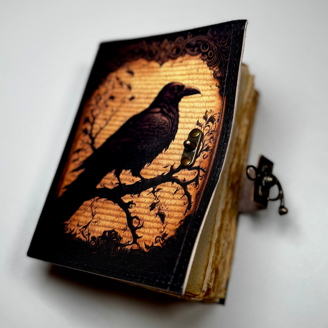 Nahkakantinen The Raven Grimoire Shadow -muistikirja kuvattuna viistosti, esillä käsityön yksityiskohdat. - The Raven Grimoire Shadow leather journal captured from an angle, highlighting fine craftsmanship details.