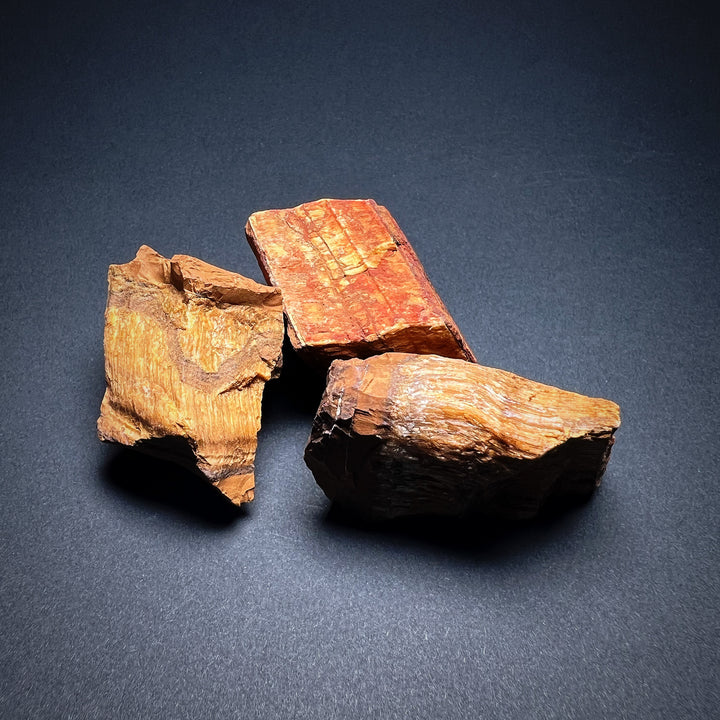 Tiikerinsilmä-kristalleja raakakivinä - Tigers eye rough crystals