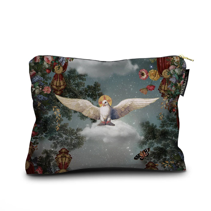 Voglio Bene Creation of Adam -samettipussukan takanäkymä, koko 17 × 23 cm, jossa kyyhkynen on kuvattuna koristeellisessa taustassa.
Back view of a Voglio Bene Creation of Adam velvet pouch, size 17 × 23 cm, featuring a dove illustrated against a decorative background.
