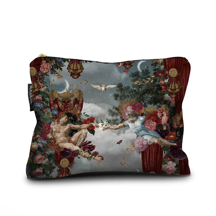 Voglio Bene Creation of Adam -samettipussukan etunäkymä, koko 17 × 23 cm, jossa näkyy muokattu Creation of Adam -kuvitus yksityiskohtaisesti.
Front view of a Voglio Bene Creation of Adam velvet pouch, size 17 × 23 cm, showing a modified Creation of Adam artwork in detailed illustration.