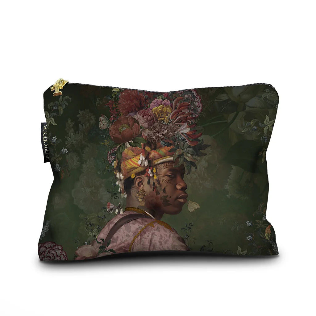 Voglio Bene Akeem -samettipussukan etunäkymä, koko 17 × 23 cm, jossa Akeem-kuvitus näkyy selkeästi samettipinnalla.
Front view of a Voglio Bene Akeem velvet pouch, size 17 × 23 cm, showing the Akeem artwork clearly on the velvet surface.