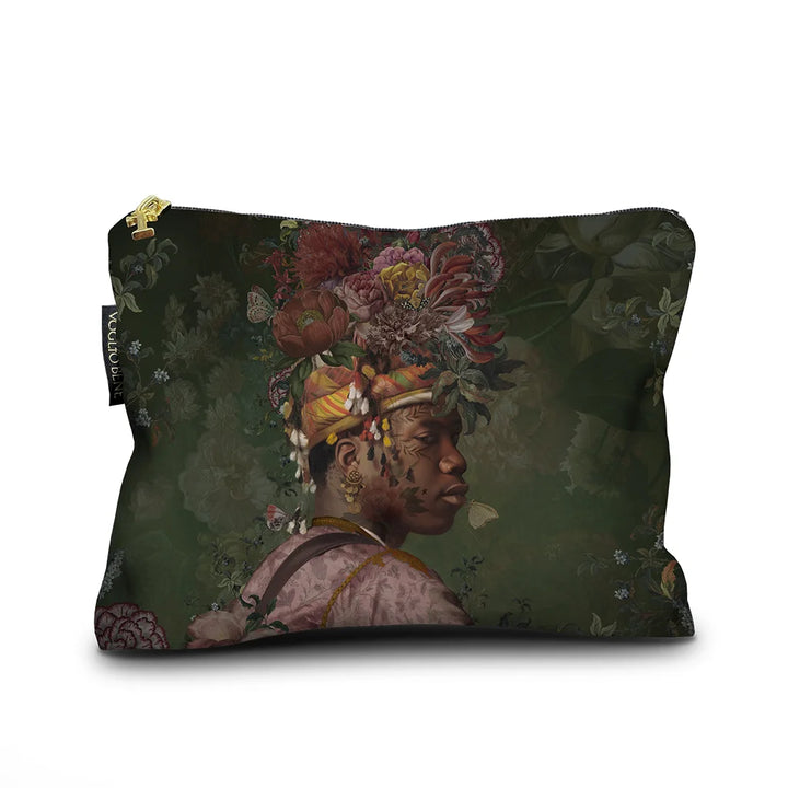 Voglio Bene Akeem -samettipussukan etunäkymä, koko 17 × 23 cm, jossa Akeem-kuvitus näkyy selkeästi samettipinnalla.
Front view of a Voglio Bene Akeem velvet pouch, size 17 × 23 cm, showing the Akeem artwork clearly on the velvet surface.