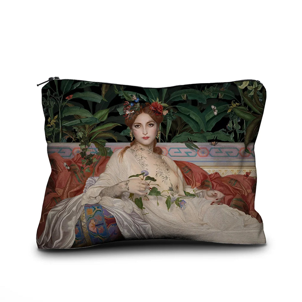 Voglio Bene Albayde -samettipussukan takanäkymä, koko 17 × 23 cm, jossa sama Albayde-kuvitus näkyy kokonaisena normaalista katseluetäisyydestä.
Back view of a Voglio Bene Albayde velvet pouch, size 17 × 23 cm, showing the same Albayde artwork in full at a normal viewing distance.