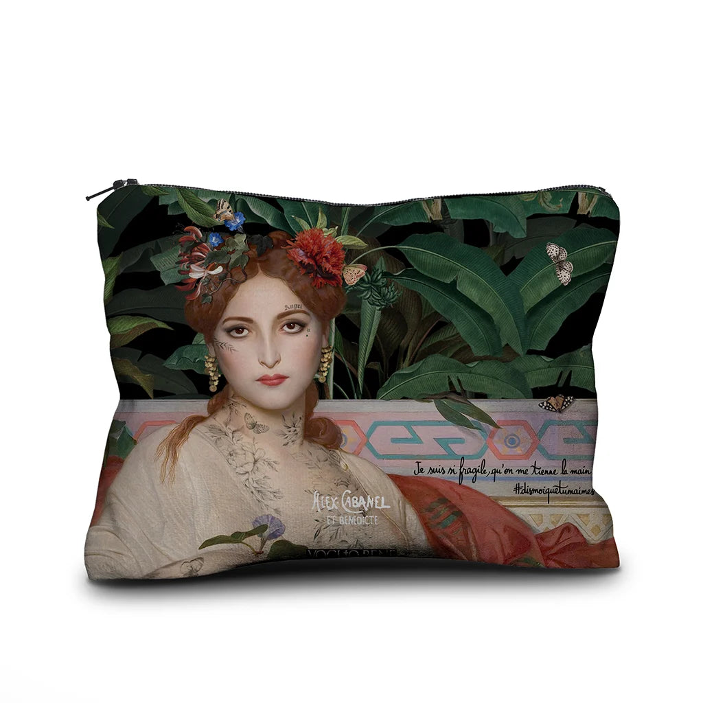 Lähikuva Voglio Bene Albayde -samettipussukan etupuolesta, koko 17 × 23 cm, jossa Albayde-kuvitus näkyy korostetusti.
Close-up of the front of a Voglio Bene Albayde velvet pouch, size 17 × 23 cm, showing the Albayde artwork in a cropped, detailed view.