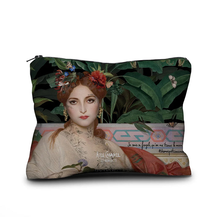 Lähikuva Voglio Bene Albayde -samettipussukan etupuolesta, koko 17 × 23 cm, jossa Albayde-kuvitus näkyy korostetusti.
Close-up of the front of a Voglio Bene Albayde velvet pouch, size 17 × 23 cm, showing the Albayde artwork in a cropped, detailed view.