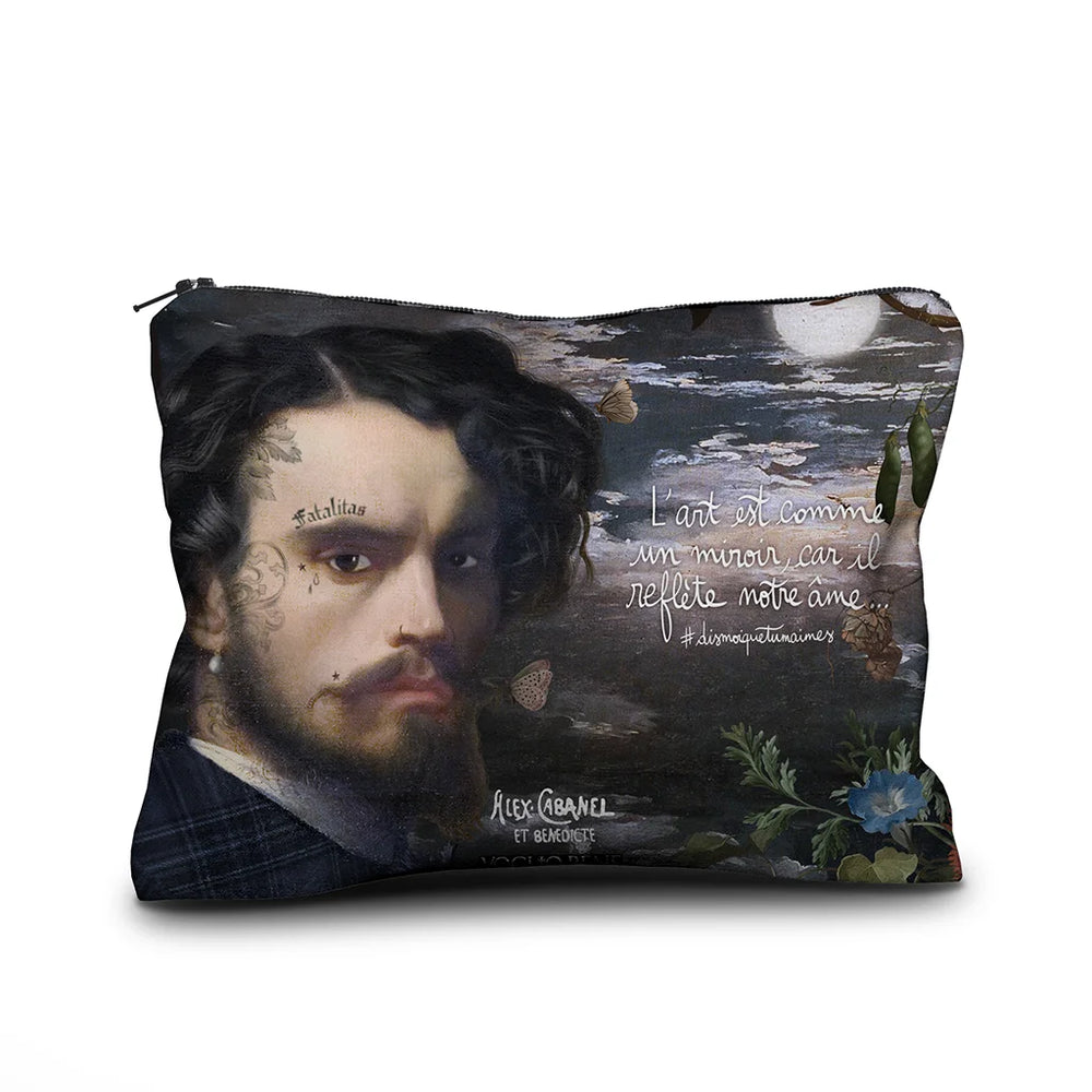 Lähikuva Voglio Bene Alexandre -samettipussukan takapuolesta, koko 17 × 23 cm, jossa Alexandre-kuvituksen yksityiskohta on korostettu croppauksella.
Close-up of the back of a Voglio Bene Alexandre velvet pouch, size 17 × 23 cm, highlighting a detail of the Alexandre artwork in a cropped view.