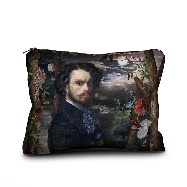 Voglio Bene Alexandre -samettipussukan etunäkymä, koko 17 × 23 cm, jossa Alexandre-kuvitus näkyy kokonaisena.
Front view of a Voglio Bene Alexandre velvet pouch, size 17 × 23 cm, showing the Alexandre artwork in full.