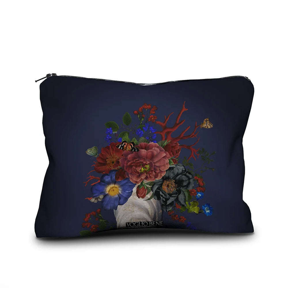 Voglio Bene Amen -samettipussukan takanäkymä, koko 17 × 23 cm, jossa kukka- ja perhoskuvitus koristaa takapintaa.
Back view of a Voglio Bene Amen velvet pouch, size 17 × 23 cm, featuring a floral and butterfly illustration on the back.