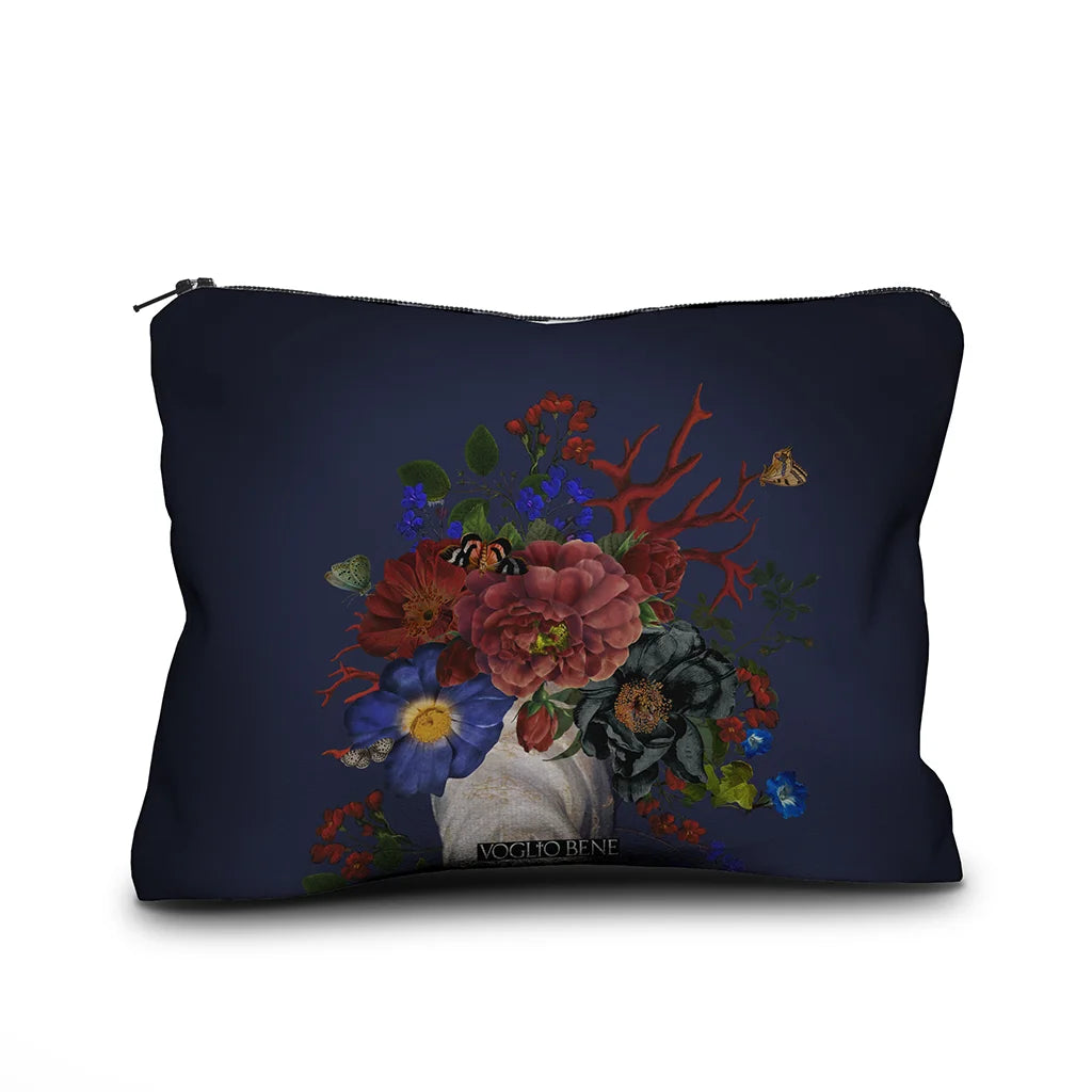 Voglio Bene Amen -samettipussukan takanäkymä, koko 17 × 23 cm, jossa kukka- ja perhoskuvitus koristaa takapintaa.
Back view of a Voglio Bene Amen velvet pouch, size 17 × 23 cm, featuring a floral and butterfly illustration on the back.