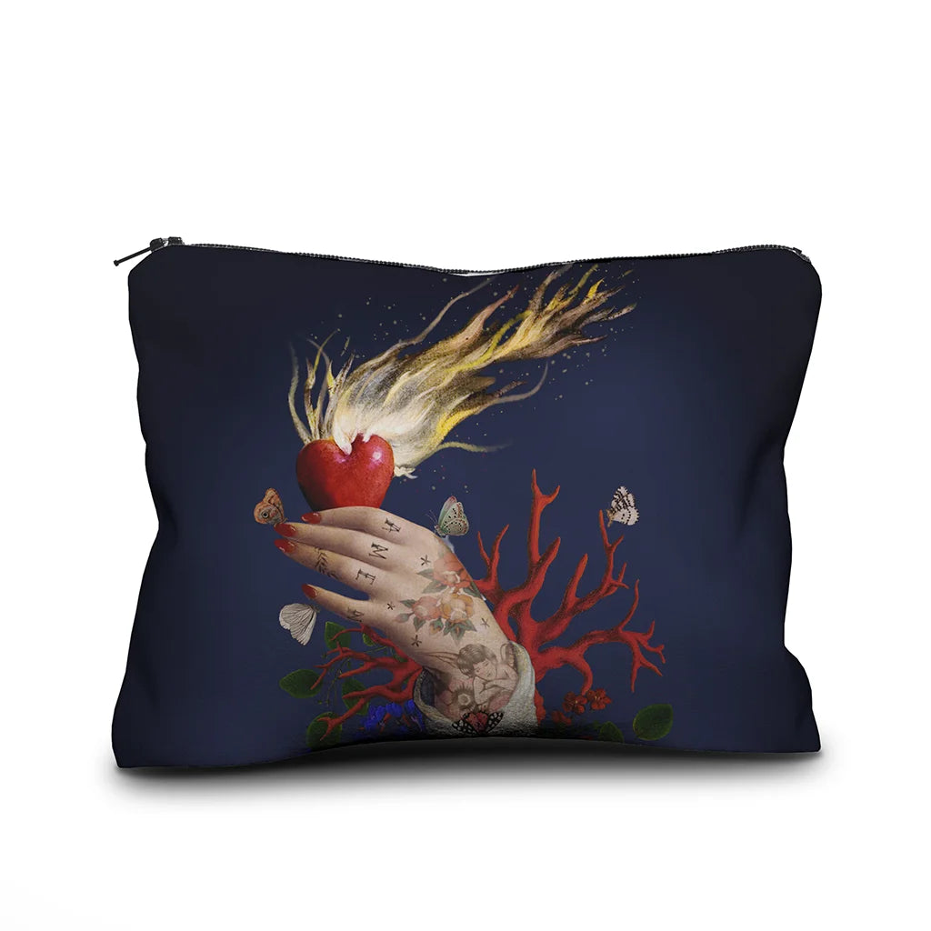 Voglio Bene Amen -samettipussukan etunäkymä, koko 17 × 23 cm, jossa käsi pitelee liekehtivää sydäntä yksityiskohtaisessa kuvituksessa.
Front view of a Voglio Bene Amen velvet pouch, size 17 × 23 cm, showing a hand holding a flaming heart in detailed artwork.