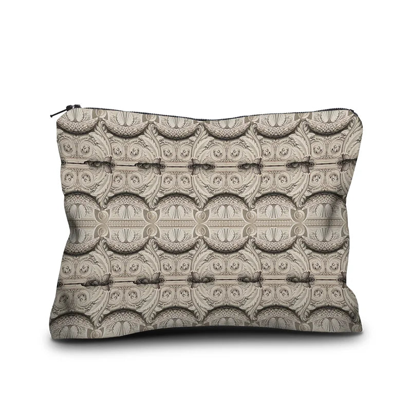 Voglio Bene Arcangelo -samettipussukan takanäkymä, koko 17 × 23 cm, jossa marmori-ornamenttikuvio koristaa taustaa.
Back view of a Voglio Bene Arcangelo velvet pouch, size 17 × 23 cm, featuring a marble ornamental pattern on the back.