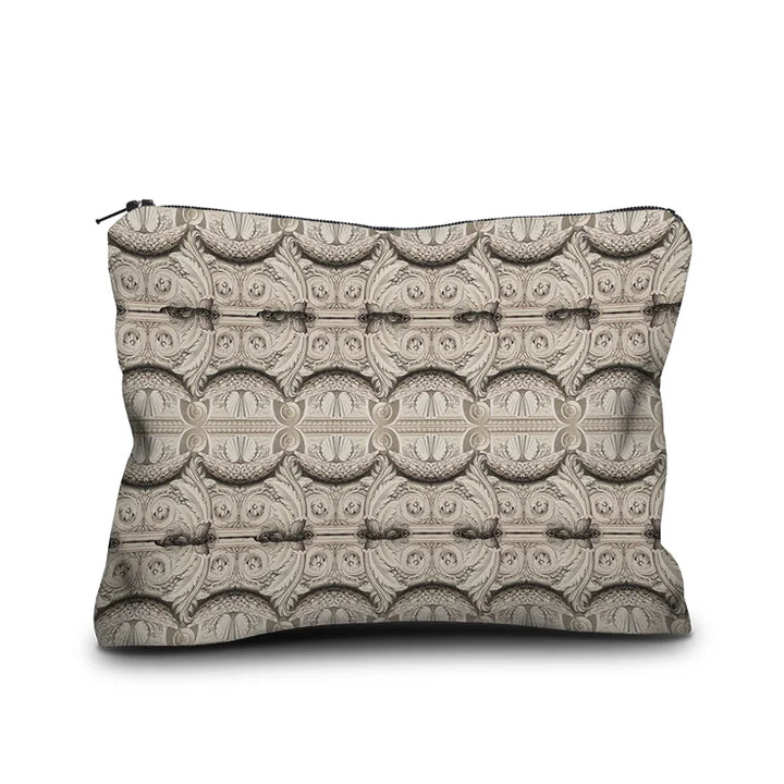 Voglio Bene Arcangelo -samettipussukan takanäkymä, koko 17 × 23 cm, jossa marmori-ornamenttikuvio koristaa taustaa.
Back view of a Voglio Bene Arcangelo velvet pouch, size 17 × 23 cm, featuring a marble ornamental pattern on the back.