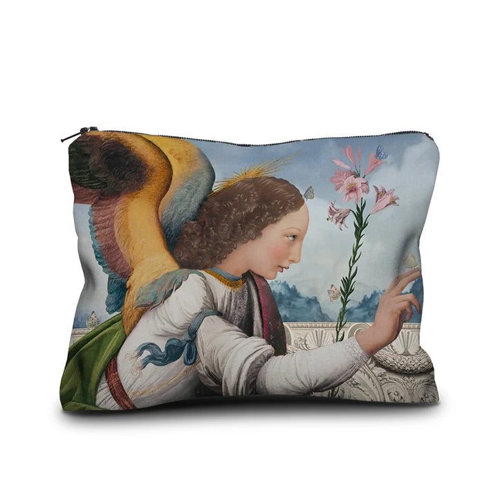 Voglio Bene Arcangelo -samettipussukan etunäkymä, koko 17 × 23 cm, jossa arkkienkeli-kuvitus näkyy yksityiskohtaisesti samettipinnalla.
Front view of a Voglio Bene Arcangelo velvet pouch, size 17 × 23 cm, showing the archangel artwork in detailed form on the velvet surface.