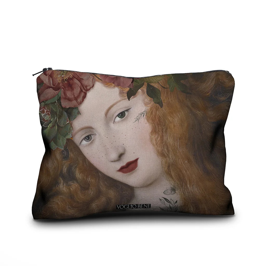 Voglio Bene Autumn -samettipussukan takanäkymä, koko 17 × 23 cm, jossa naisen kasvot on esitetty lähempänä kroppauksena.
Back view of a Voglio Bene Autumn velvet pouch, size 17 × 23 cm, featuring a close-up crop of the woman’s face on the reverse side.