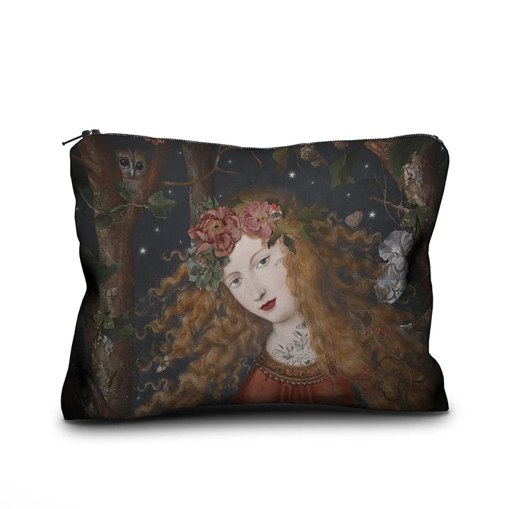 Voglio Bene Autumn -samettipussukan etunäkymä, koko 17 × 23 cm, jossa punahiuksinen nainen seisoo metsäisessä ympäristössä ja taustalla näkyy pöllö.
Front view of a Voglio Bene Autumn velvet pouch, size 17 × 23 cm, showing a red-haired woman in a forest setting with an owl in the background.