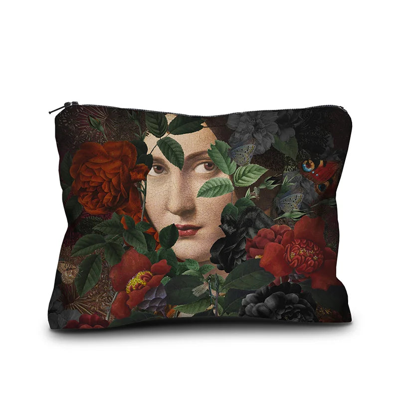 Voglio Bene Bella -samettipussukan takanäkymä, koko 17 × 23 cm, jossa sama nainen näkyy lähempää ja kasvien reunustamana.
Back view of a Voglio Bene Bella velvet pouch, size 17 × 23 cm, showing the same woman in a closer cropped view framed by plants.