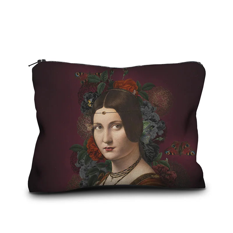 Voglio Bene Bella -samettipussukan etunäkymä, koko 17 × 23 cm, jossa nainen on kuvattuna yksityiskohtaisessa kuvituksessa.
Front view of a Voglio Bene Bella velvet pouch, size 17 × 23 cm, showing a woman in detailed artwork.