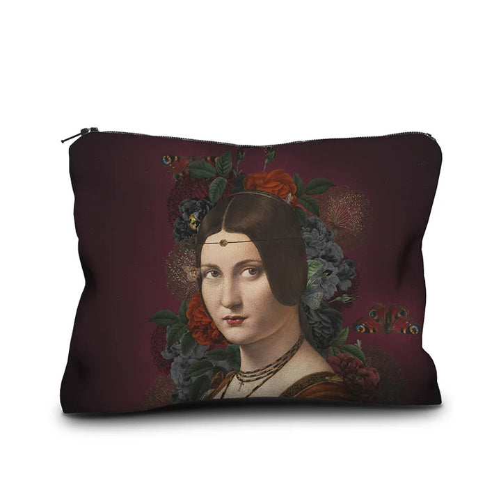 Voglio Bene Bella -samettipussukan etunäkymä, koko 17 × 23 cm, jossa nainen on kuvattuna yksityiskohtaisessa kuvituksessa.
Front view of a Voglio Bene Bella velvet pouch, size 17 × 23 cm, showing a woman in detailed artwork.