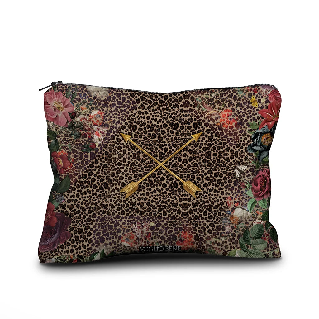 Voglio Bene Blessing -samettipussukan takanäkymä, koko 17 × 23 cm, jossa kaksi nuolta on ristissä pantterikuvion edustalla.
Back view of a Voglio Bene Blessing velvet pouch, size 17 × 23 cm, featuring two crossed arrows in front of a panther motif.