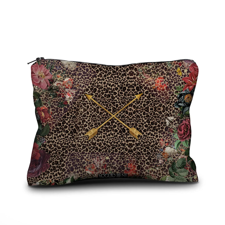 Voglio Bene Blessing -samettipussukan takanäkymä, koko 17 × 23 cm, jossa kaksi nuolta on ristissä pantterikuvion edustalla.
Back view of a Voglio Bene Blessing velvet pouch, size 17 × 23 cm, featuring two crossed arrows in front of a panther motif.