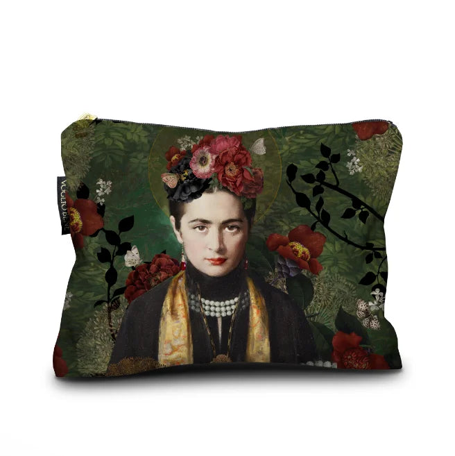 Voglio Bene Carmen -samettipussukan takanäkymä lähikuvana, koko 17 × 23 cm, jossa Carmen-kuvituksen yksityiskohta on korostettu.
Back view of a Voglio Bene Carmen velvet pouch in close-up, size 17 × 23 cm, highlighting a detail of the Carmen artwork.