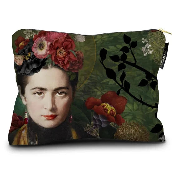 Voglio Bene Carmen -samettipussukan etunäkymä, koko 17 × 23 cm, jossa Carmen-kuvitus näkyy kokonaisena normaalista katseluetäisyydestä.
Front view of a Voglio Bene Carmen velvet pouch, size 17 × 23 cm, showing the Carmen artwork in full at a normal viewing distance.