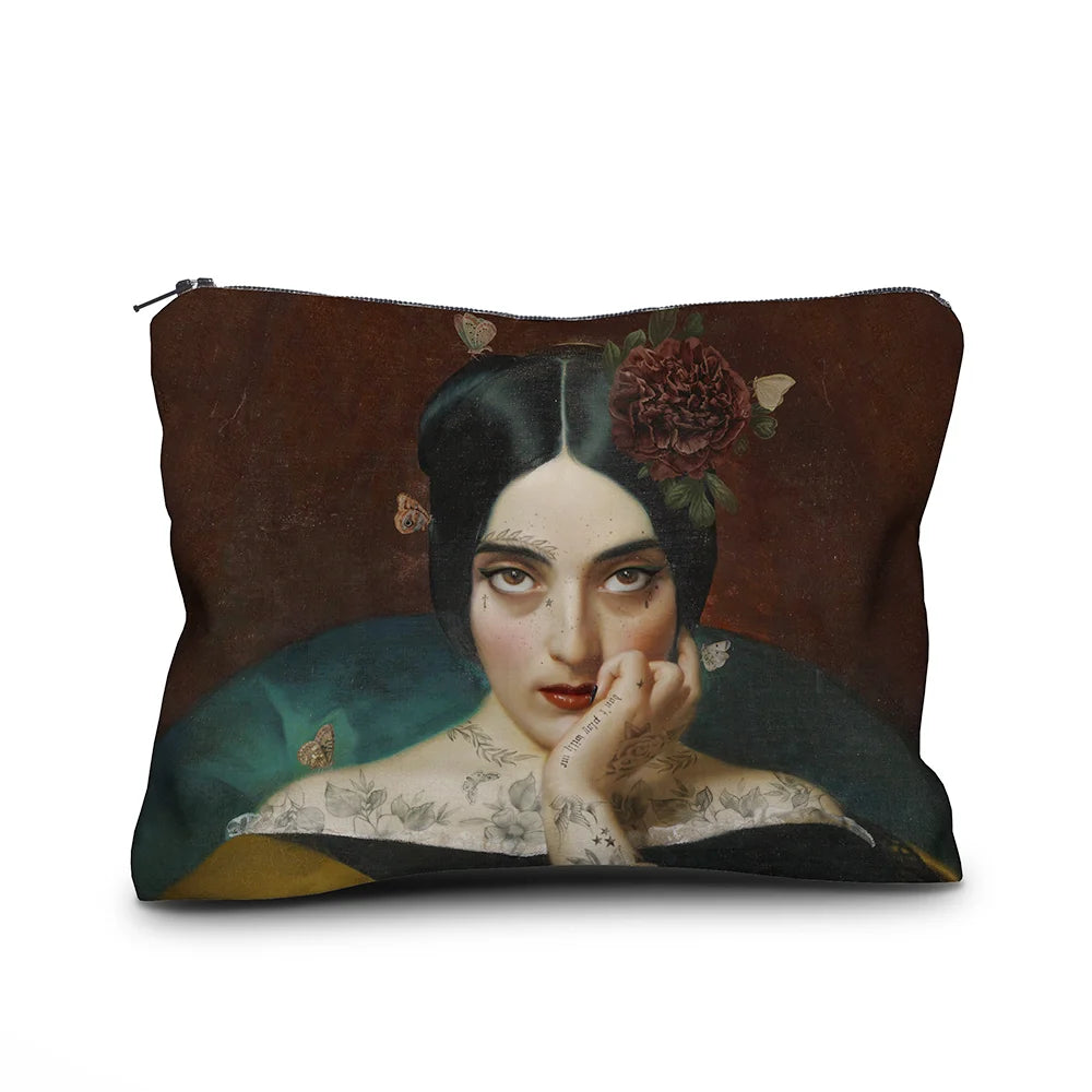 Voglio Bene Clementine -samettipussukan etunäkymä, koko 17 × 23 cm, jossa tummatukkainen nainen on kuvattuna yksityiskohtaisessa kuvituksessa.
Front view of a Voglio Bene Clementine velvet pouch, size 17 × 23 cm, showing a dark-haired woman in detailed artwork.