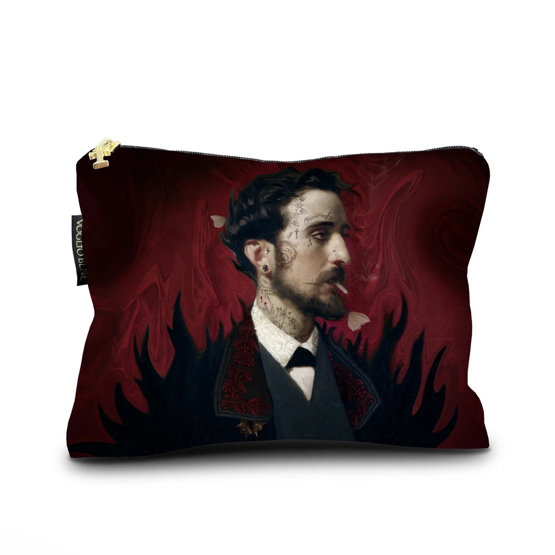 Voglio Bene Count Eduardo -samettipussukan takanäkymä, koko 17 × 23 cm, jossa sama mieskuvitus esitetään surrealistisempana muunnelmana.
Back view of a Voglio Bene Count Eduardo velvet pouch, size 17 × 23 cm, showing a more surreal variation of the same male figure.